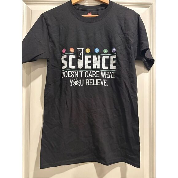 Science Doesn't Care What You Believe T-shirt size Small - Picture 1 of 2
